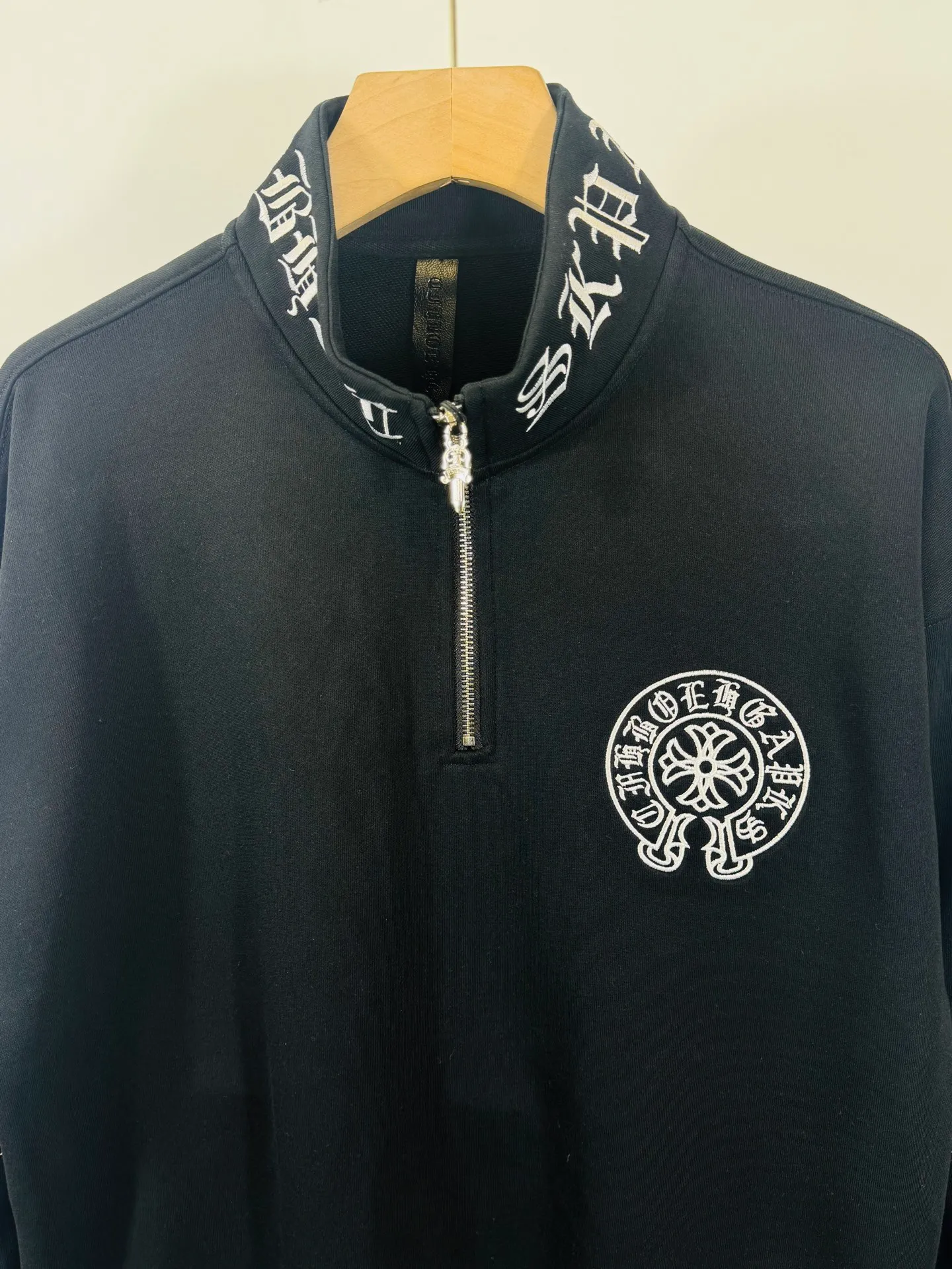 P290 top version, real shot without P, ​​different from market currency) 𝗖𝗵𝗿𝗼𝗺𝗲 𝗛𝗲𝗮𝗿𝘁𝘀/Cro Heart 2025 washed patch embroidery autumn and winter new original single counter American laser burnt 3D embroidery couple stand collar zipper casual sweatshirt 👑The highest version! Customized fabric 430g tripe terry fabric! American acid-washed and distressed original fabric laser burnt ✟appliqué embroidery and exquisite embroidery of letters! The best-selling model in the counter, very comfortable to wear. Accessories: original molded and authenticated collar label➕100% silk wash label. Genuine purchase-grade original hangtag➕matching hanging rope➕3D hanging beads➕original packaging bag. Craftsmanship: The original version has consistent wiring! The highest version of the armhole matching technique! Color: White Black Size: S M L XL Style Number: 25-379